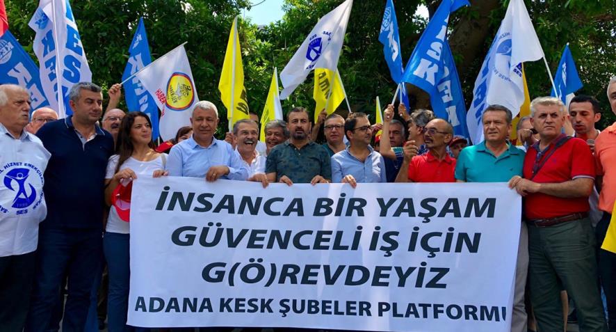 Adana’da Abidin Dino Parkı’nda bir araya gelen KESK’li emekçiler sefalet zammına ve fason toplu sözleşme sistemine karşı çıktıklarını vurgulayarak haklarını istedi.