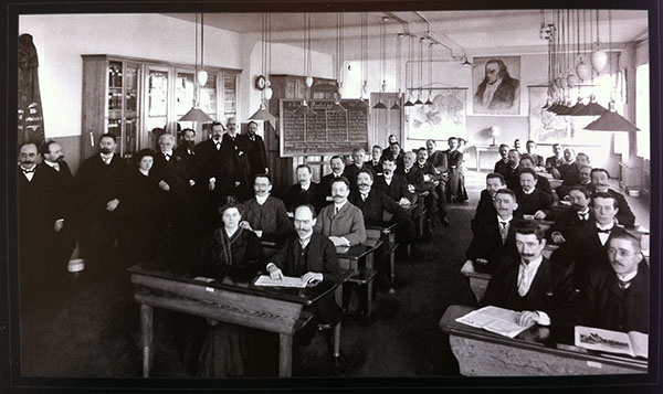 SPD'nin parti okulunda ders veren Rosa Luxemburg (solda ayakta) öğrencileriyle, 1907